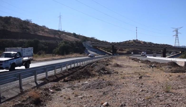 INSTALAN BARRAS DE CONTENCIÓN EN CARRETERA