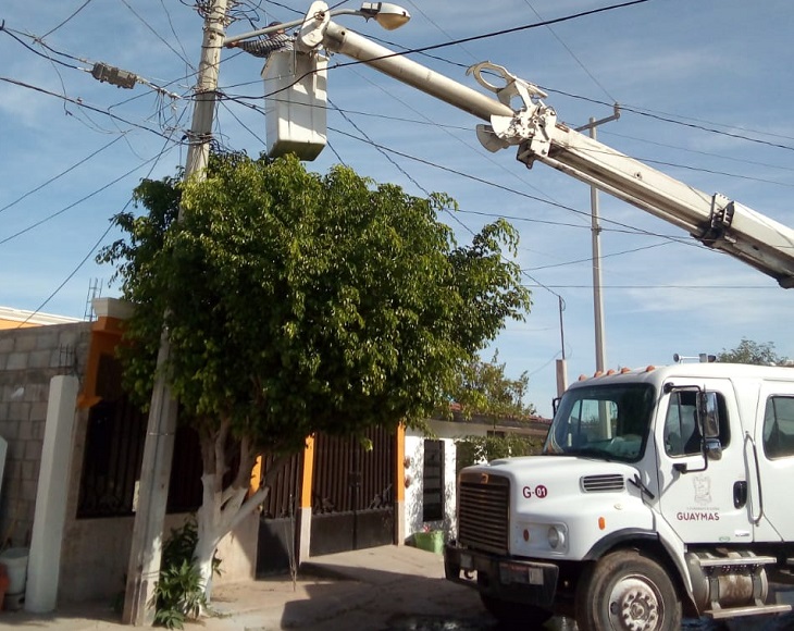 Repara Servicios Públicos luminarias en colonia Misión del Sol