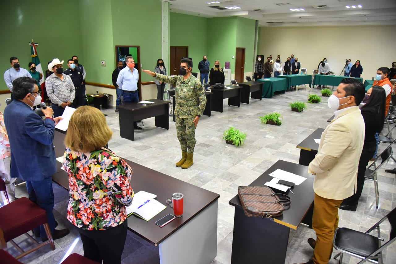 TOMA PROTESTA ALCALDE JAVIER LAMARQUE A CAPITÁN DE NAVÍO CLAUDIO CRUZ HERNÁNDEZ COMO SECRETARIO DE SEGURIDAD PÚBLICA MUNICIPAL