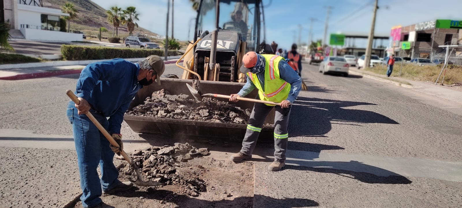 Inicia bacheo en bulevar Luis Encinas