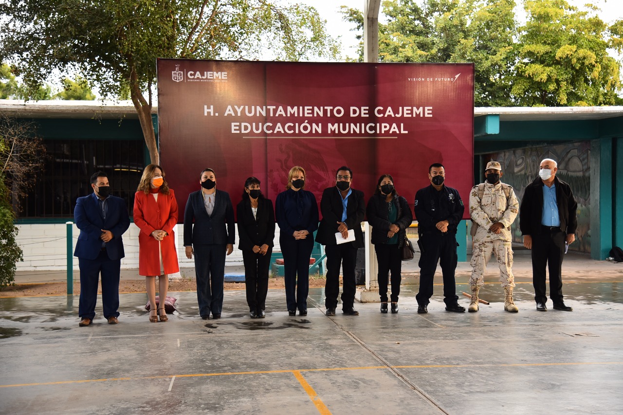 CUMPLEN CON ABANDERAMIENTO A ESCOLTAS DE LOS DISTINTOS NIVELES EDUCATIVOS