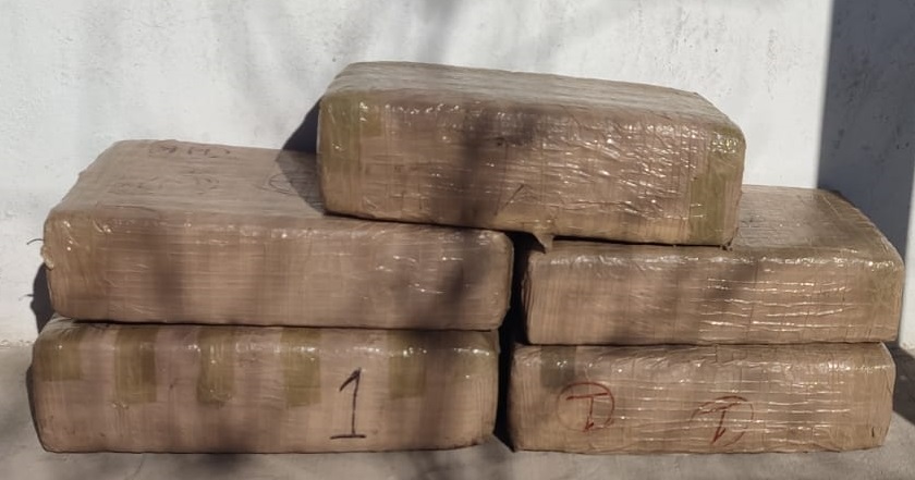 Asegura Policía Estatal paquetes con aproximadamente 49 kilos de narcótico en Nogales.