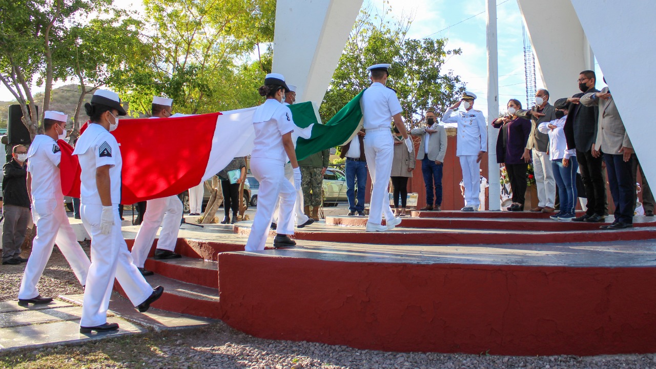 Encabezan autoridades municipales ceremonia del Día de la Bandera