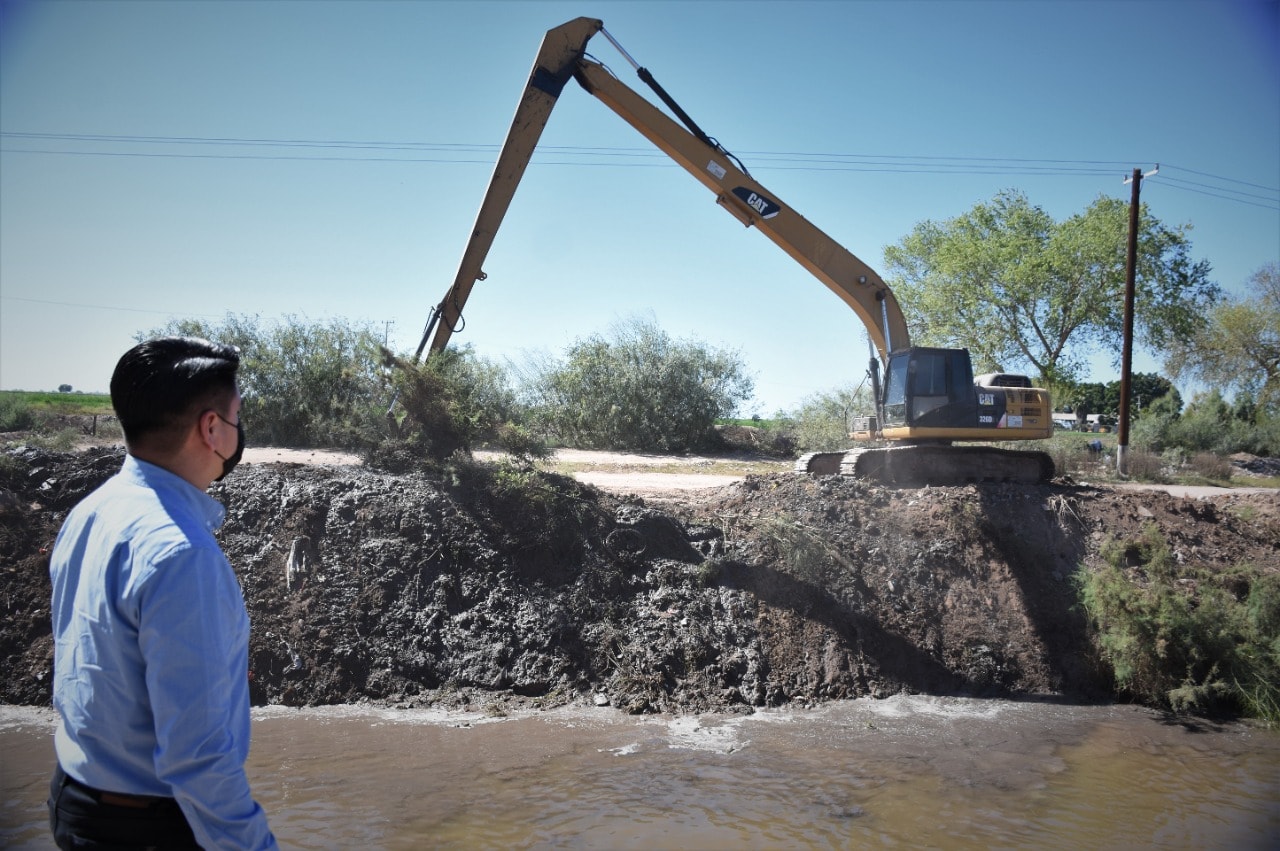 AVANZAN TRABAJOS DE DESAZOLVE DEL DREN LAS ANIMAS