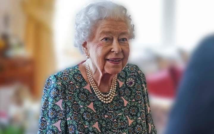 La reina Isabel II da positivo a COVID-19; tiene síntomas leves