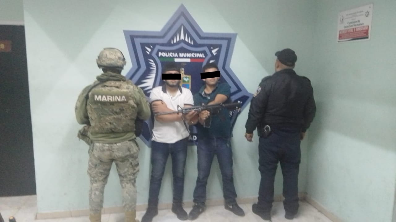 ASEGURA POLICÍA MUNICIPAL A DOS SUJETOS POR LA PRESUNTA PORTACIÓN DE ARMA DE FUEGO TIPO FUSIL