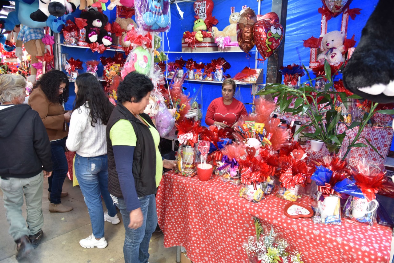 Llaman a tramitar permisos para venta en vía pública de productos alusivos al Día del Amor y la Amistad