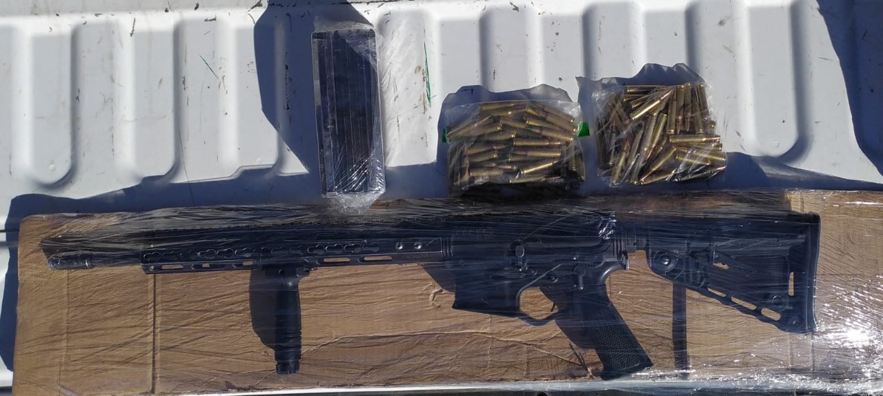 Aseguran Sedena y PESP arma de fuego, cargadores y cartuchos en Caborca