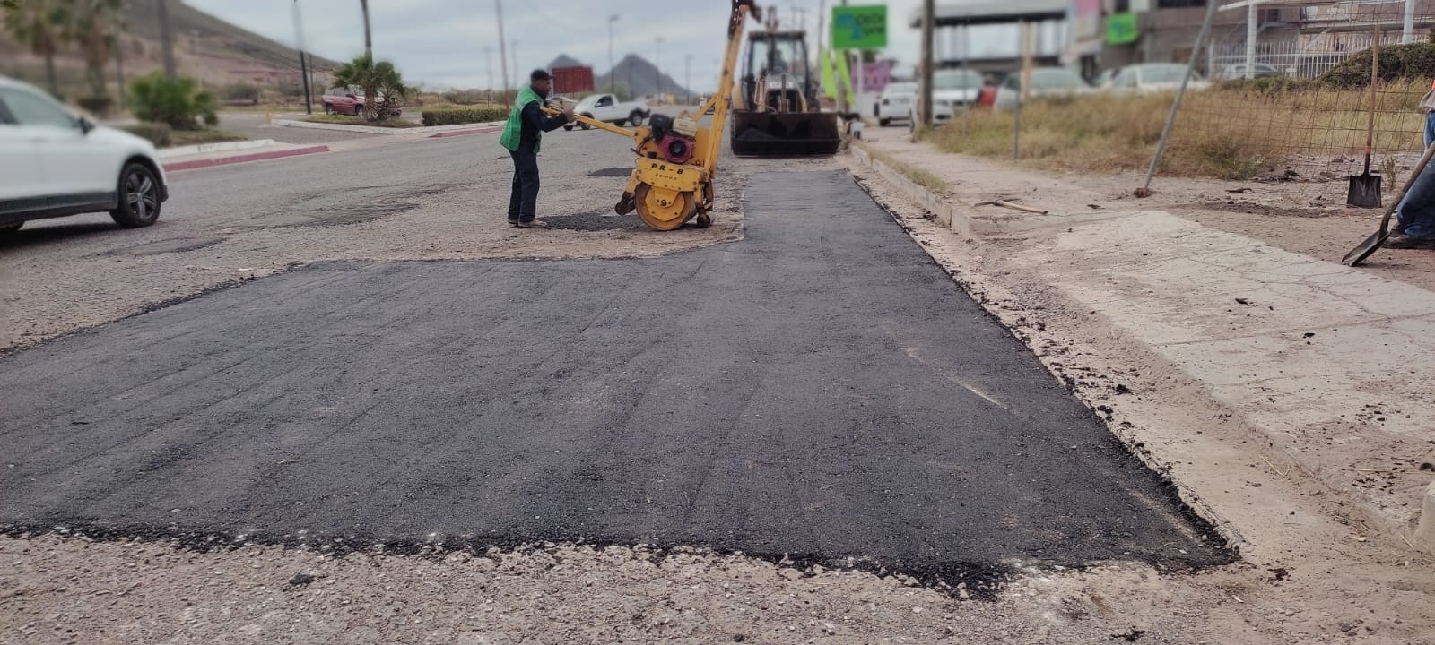 Inicia bacheo en bulevar Luis Encinas