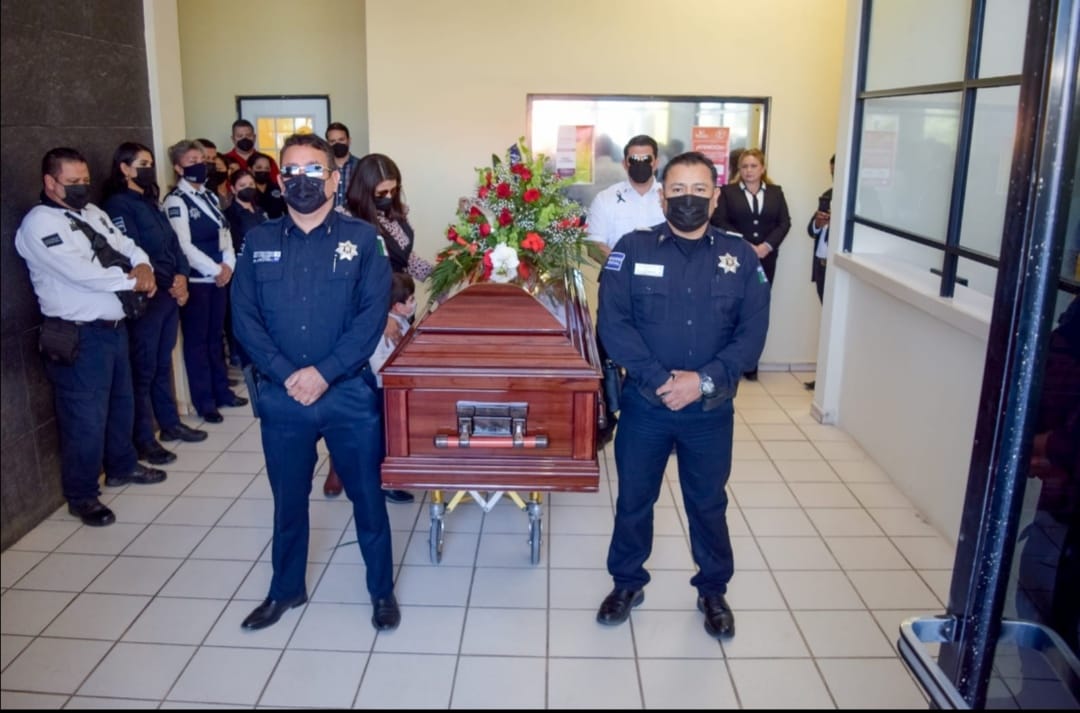 Familiares y compañeros de trabajo de la Comisaría de Seguridad Pública despiden a Policía fallecido
