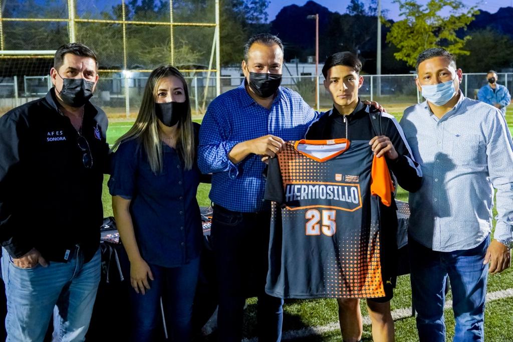 Entrega Toño Astizarán uniformes a selecciones de Futbol Sub 20 de Hermosillo