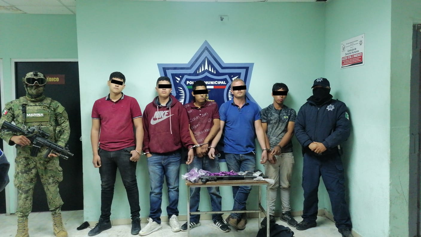 CAPTURAN A CINCO SUJETOS CON ARMAS Y DROGAS PRESUNTOS INTEGRANTES DE CÉLULA DELICTIVA