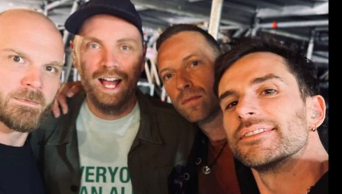 Coldplay detiene concierto para pedir a fans guardar celulares y disfrutar