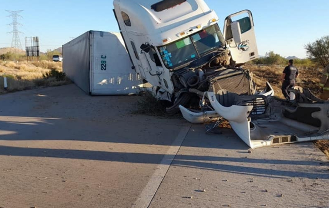 SE VUELCA TRÁILER AL NORTE DE GUAYMAS