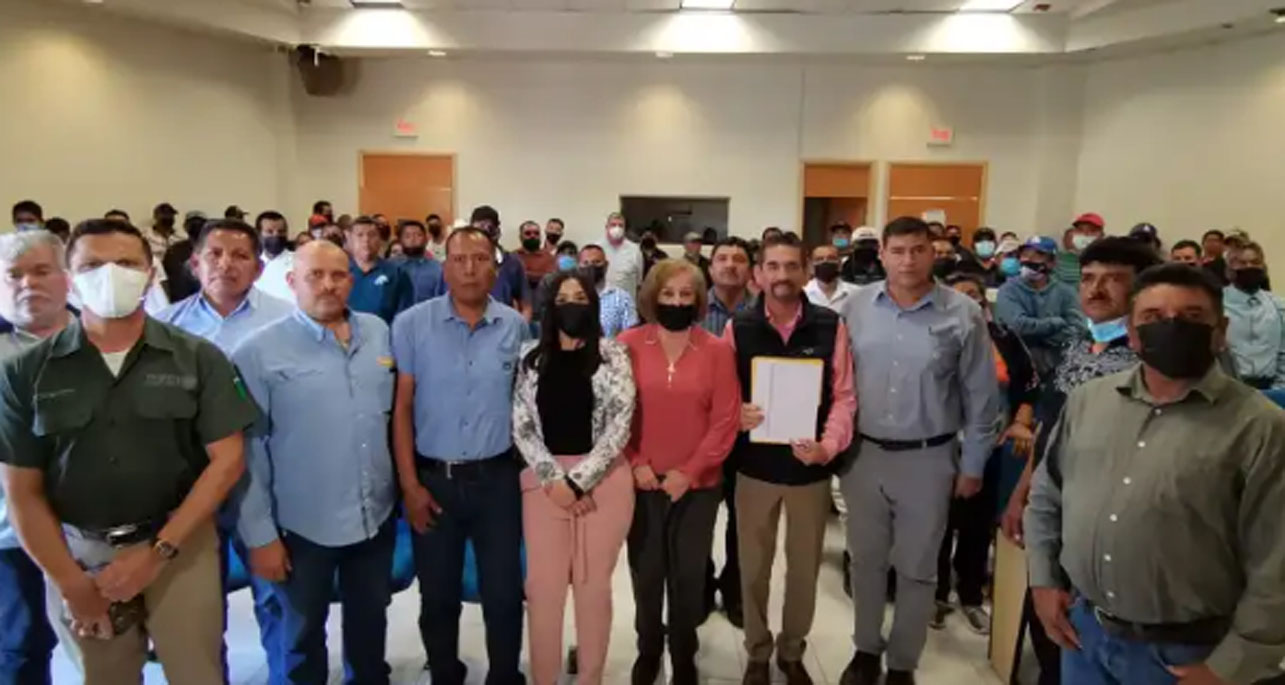 COMPROMISO CUMPLIDO: ALCALDE JESÚS FLORES PRESIDE ENTREGA DE BRAZALETES DE SEGURIDAD A PESCADORES BUZOS.
