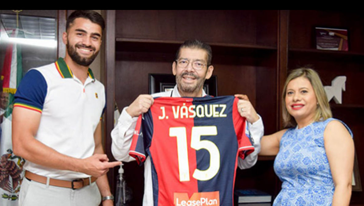 Recibe alcalde Mario “Mayito” Martínez camiseta autografiada de parte del destacado futbolista navojoense Johan Vásquez