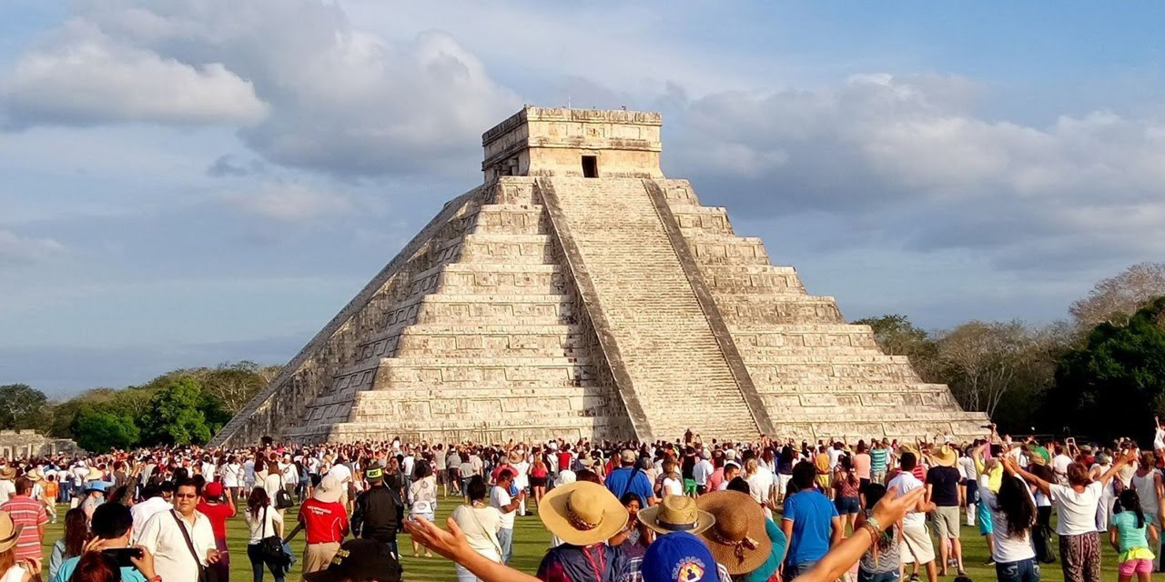 Miles acuden a Teotihuacán y Cuicuilco para cargar energía del equinoccio de primavera