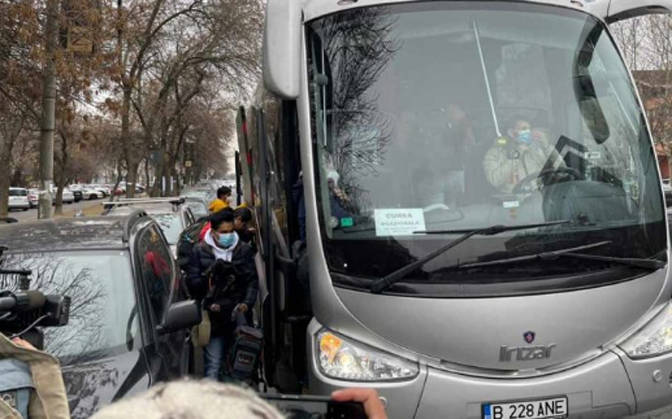 Rescatan a 20 mexicanos de Kiev, incluidos la embajadora y el cónsul