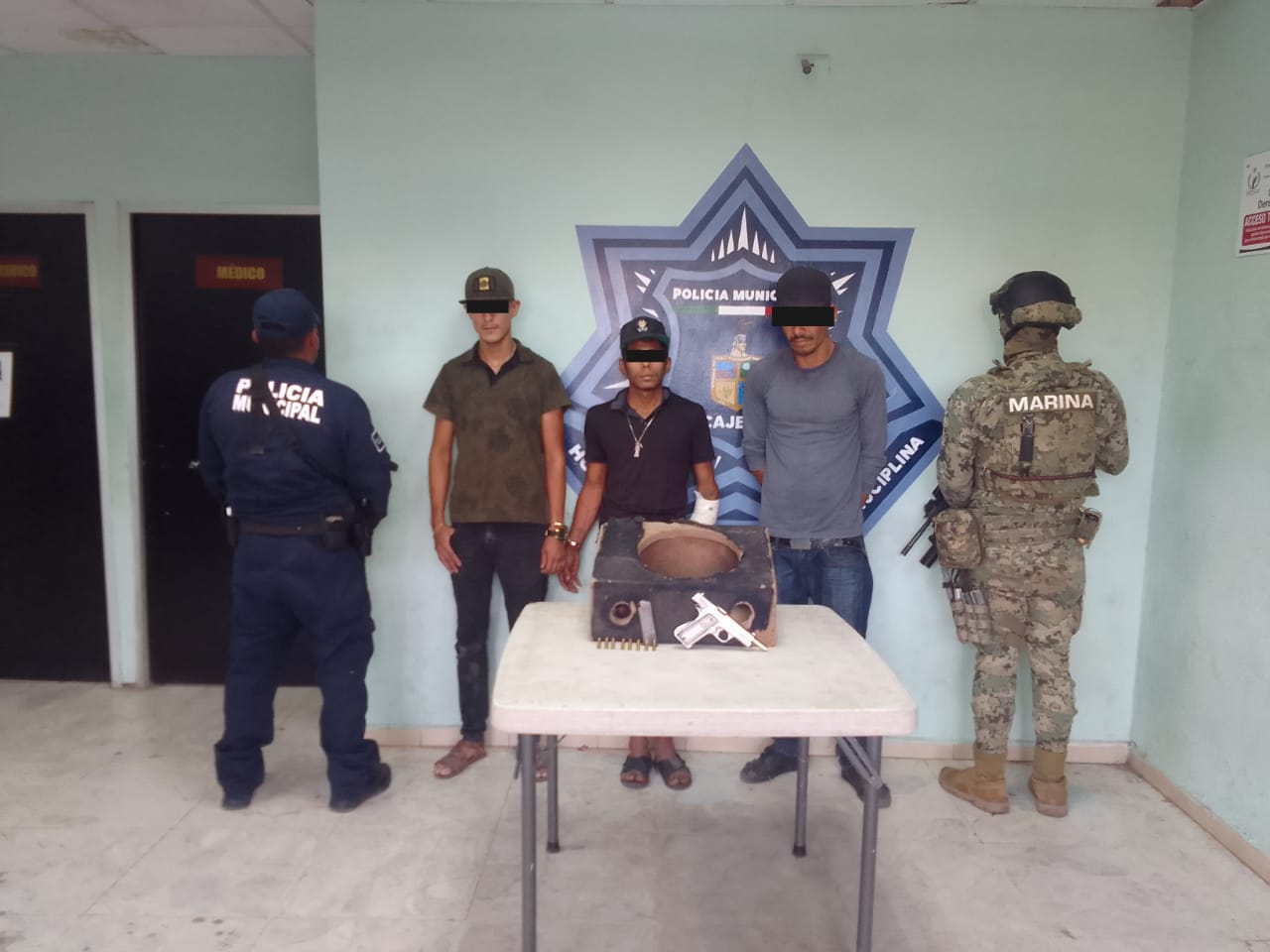 DETIENEN ELEMENTOS DE LA POLICÍA MUNICIPAL A TRES SUJETOS POR PORTACIÓN DE ARMA DE FUEGO
