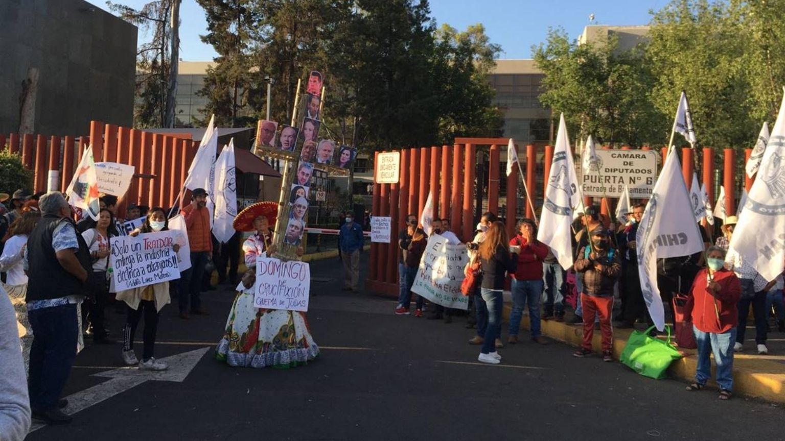 Manifestantes a favor de la reforma eléctrica forman valla afuera de San Lázaro previo a votación