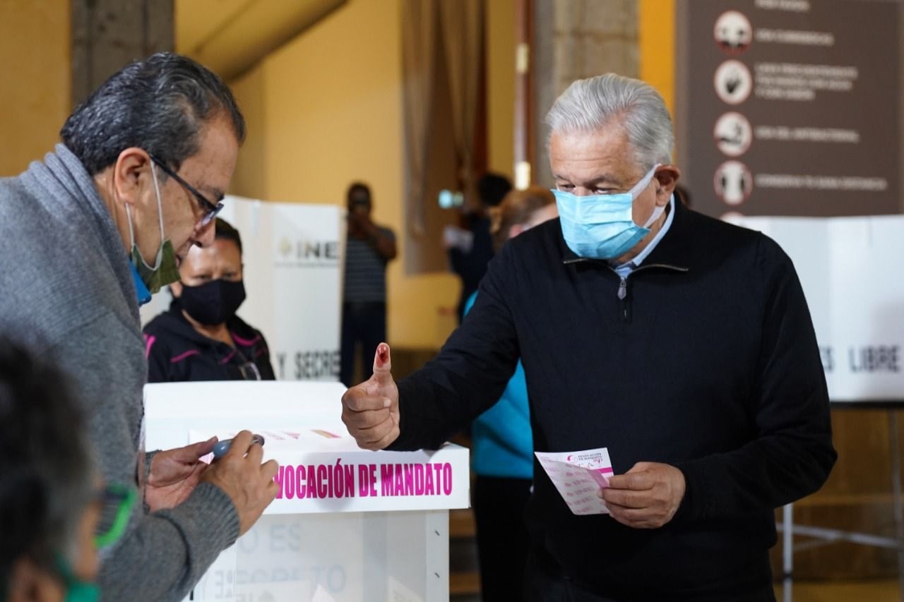 El presidente Andrés Manuel López Obrador  acudió esta mañana a cumplir su derecho como ciudadano