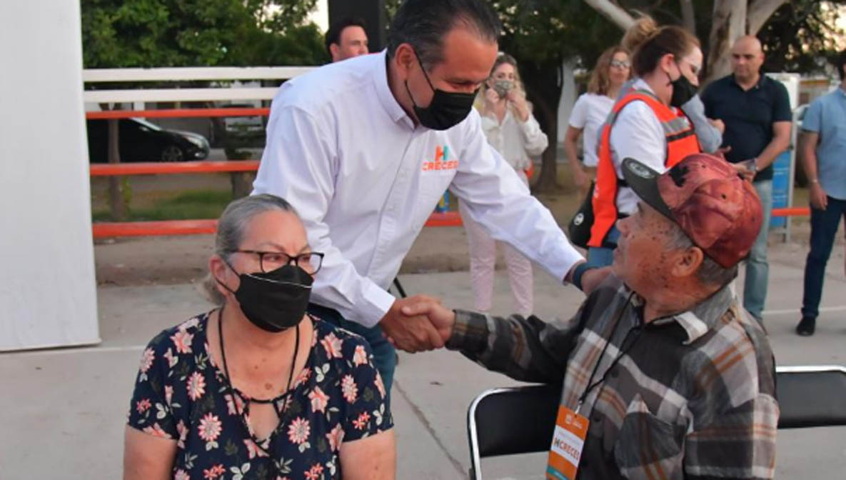 Dialoga Toño Astiazarán con vecinos sobre propuestas para rehabilitar el Parque Nacameri