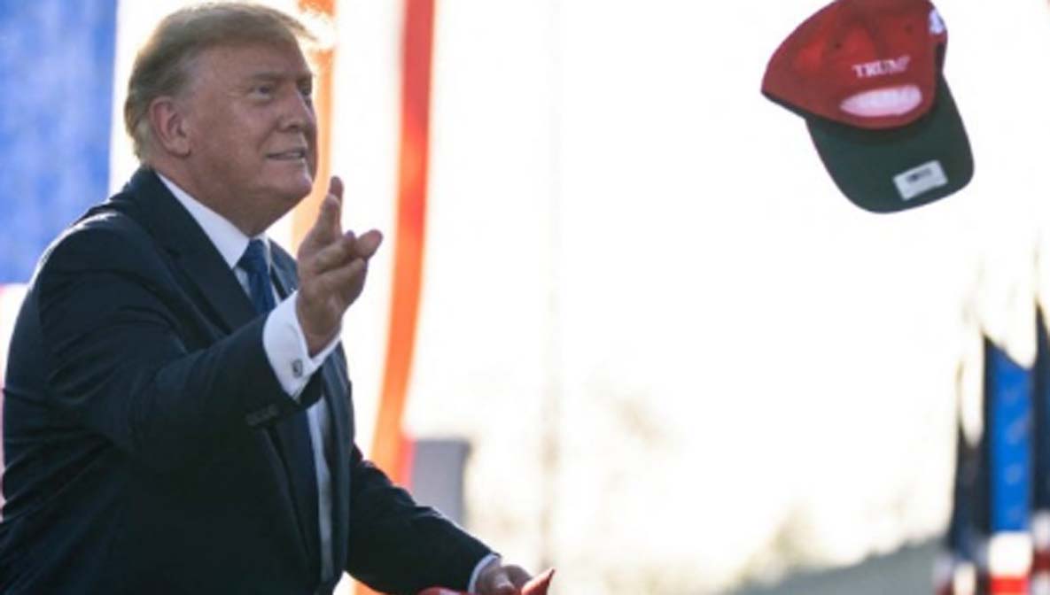 Juez de NY declara en desacato a Trump y le impone multa