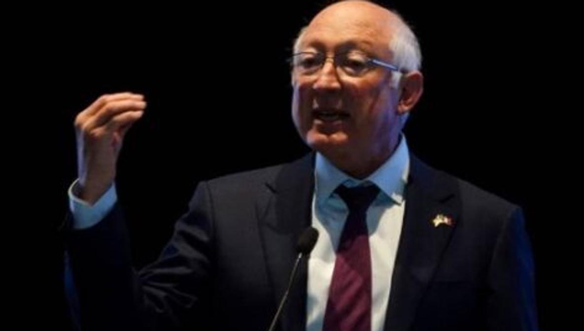 Ken Salazar ‘le cae’ a AMLO en Palacio tras acusación de que EU cabildea vs. reforma
