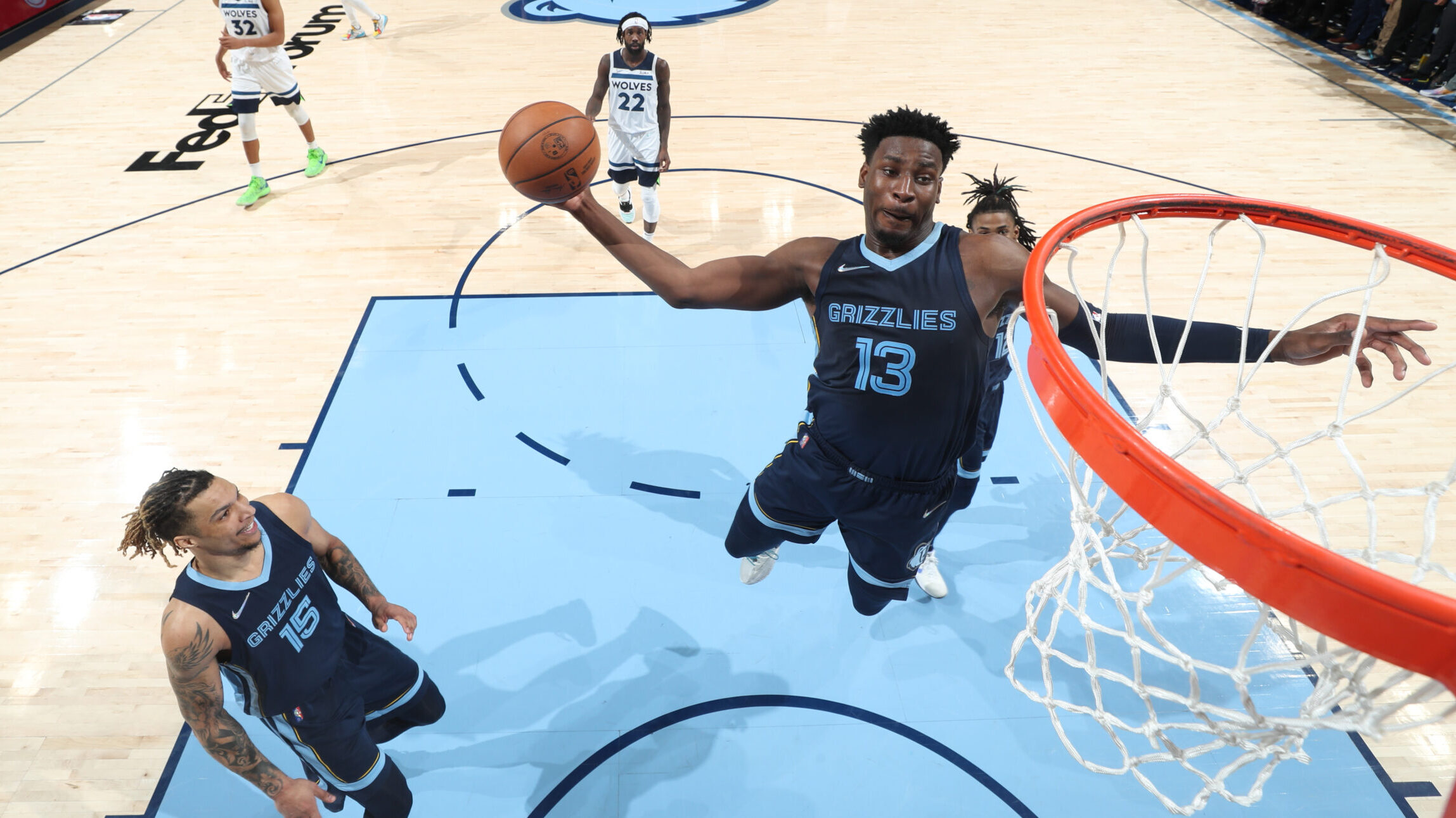 Minnesota sorprende a Memphis