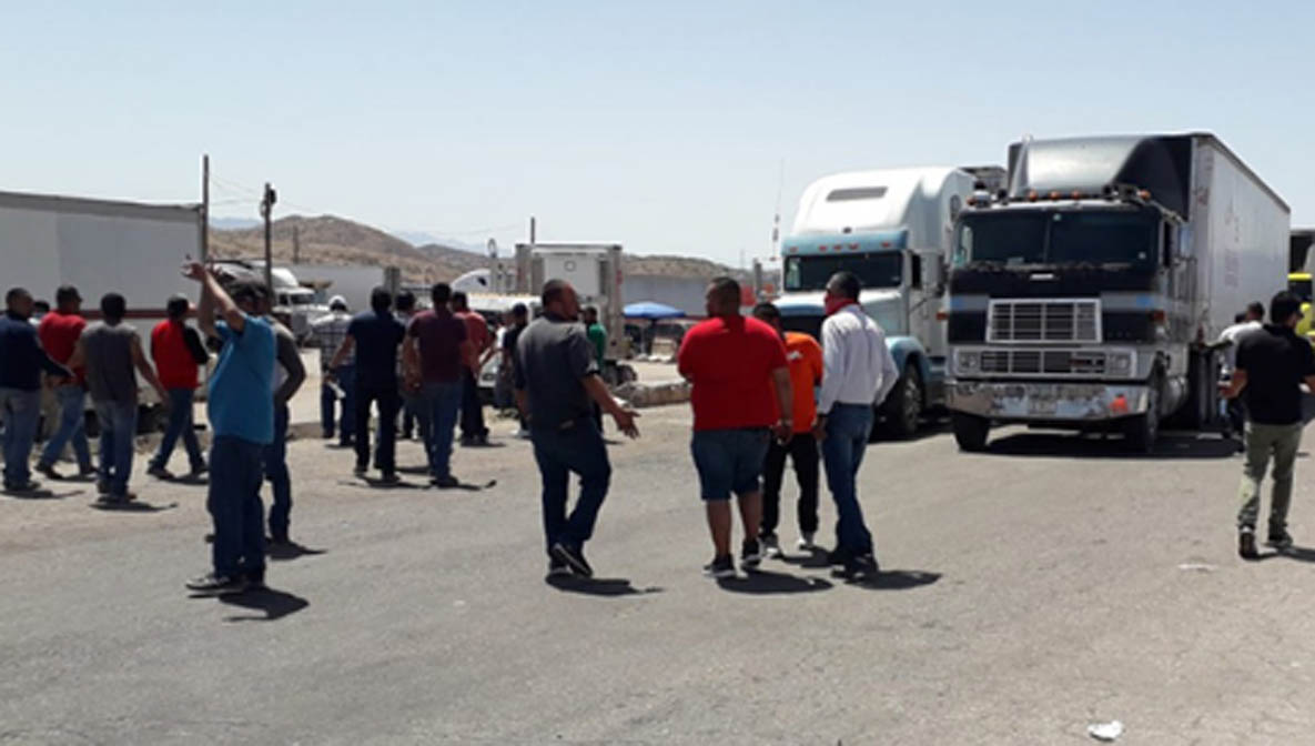 Bloqueo de transportistas en Nogales provoca caos vial y retrasos de entregas