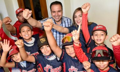 Entrega Toño Astiazarán apoyo a equipo infantil de beisbol