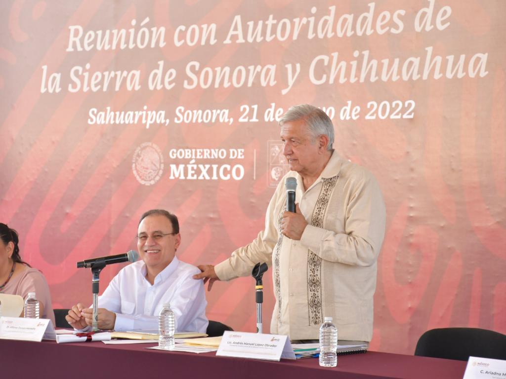 Gestiona gobernador Alfonso Durazo apoyos para necesidades históricas de la sierra sonorense