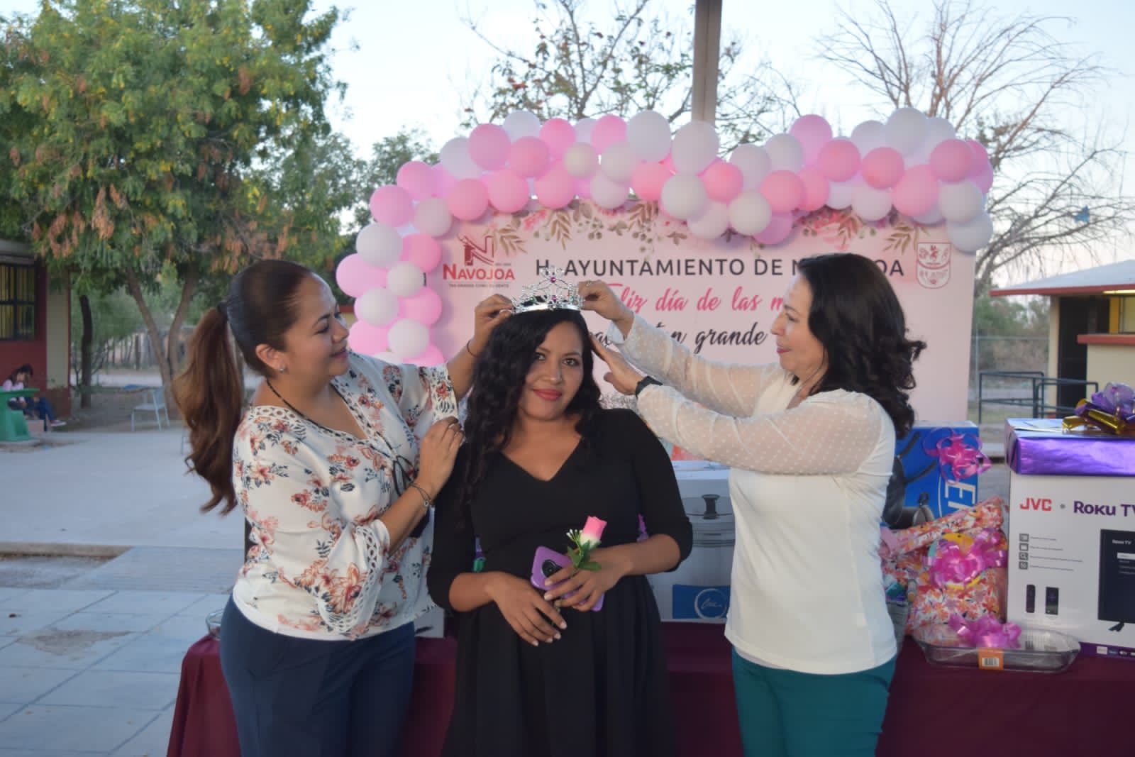 Festejan en un ambiente de alegría y diversión a mamás de comunidades de San Ignacio Cohuirimpo, esto por instrucción del presidente municipal, Mario “Mayito” Martínez.