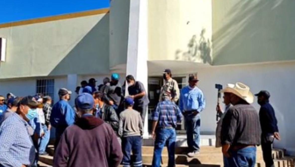 Se manifiestan MINEROS RETIRADOS exigen mejoras en citas y entrega oportuna de medicamentos