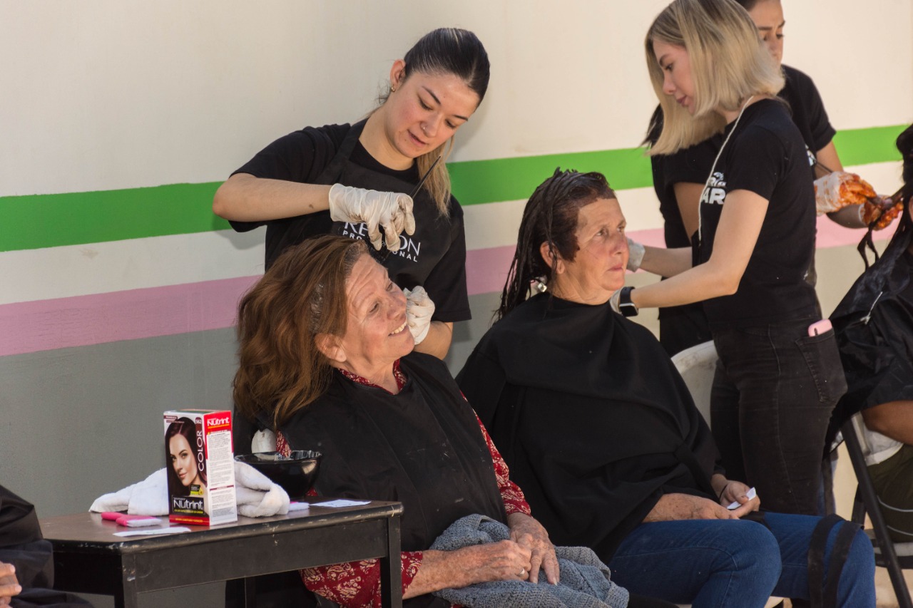 DIF CAJEME CONSIENTE A LAS MAMÁS EN SU DÍA CON UN CAMBIO DE IMAGEN GRACIAS AL EVENTO «PINTANDO TUS CANAS DE COLORES»