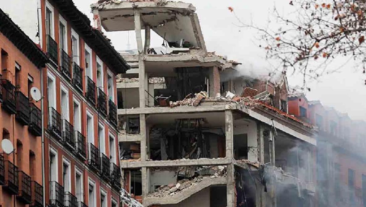 Dos desaparecidos y 17 heridos, uno grave, en explosión en edificio de Madrid