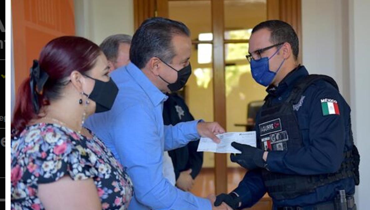 Entrega Alcalde estímulos económicos a policías municipales