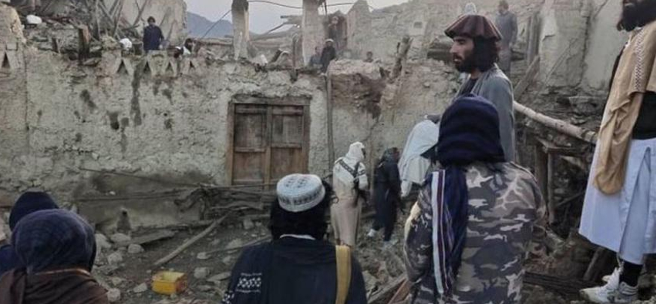 Terremoto azota a Afganistán; suman 1000 muertos
