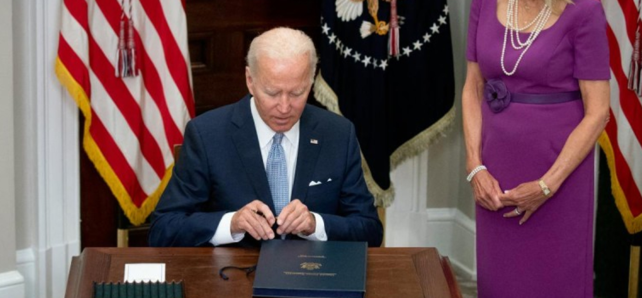 Biden promulga ley de control de armas, la más importante en 30 años