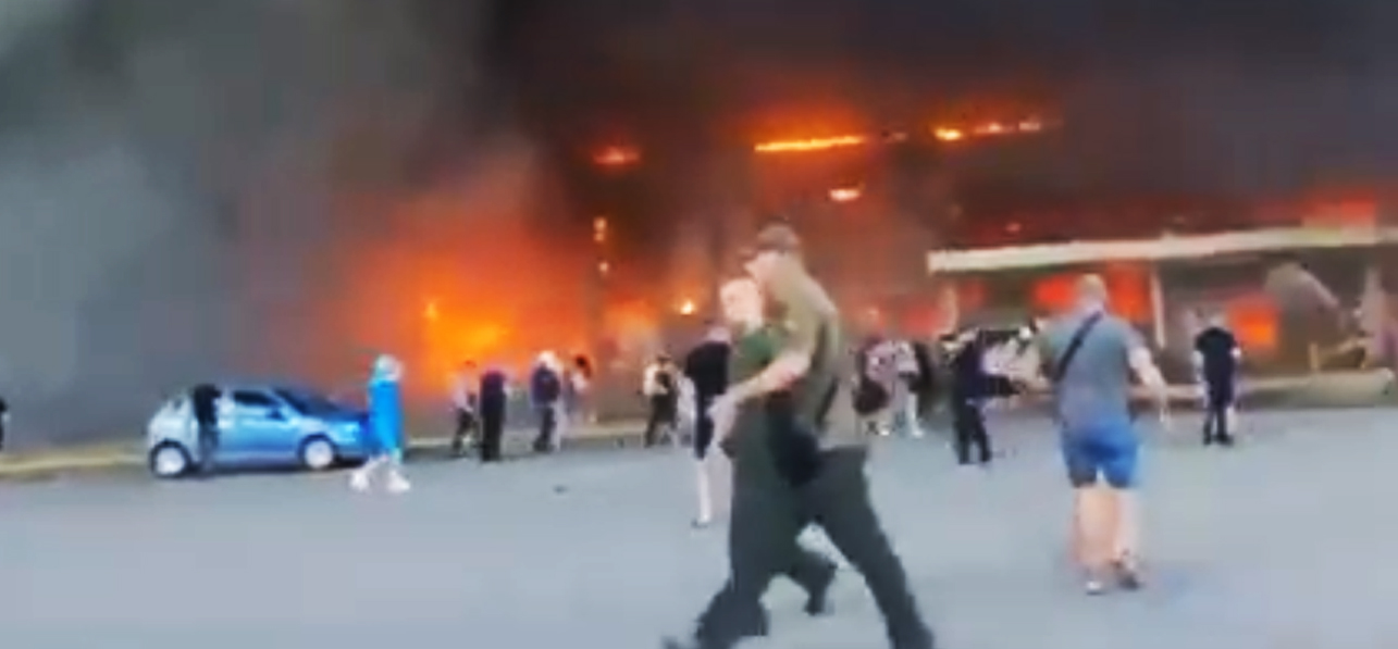 Rusia bombardea centro comercial ucraniano con miles dentro: «El número de víctimas es imposible de imaginar» I VIDEO
