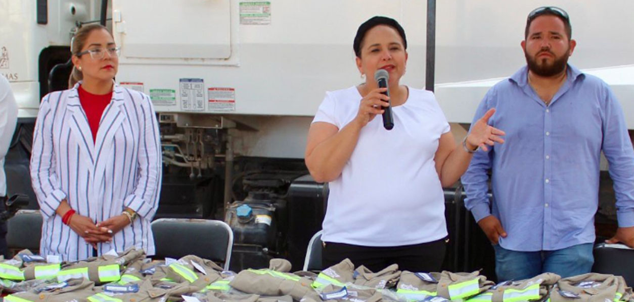 Entrega presidenta municipal Karla Córdova González uniformes para trabajadores del servicio de recolección de residuos sólidos