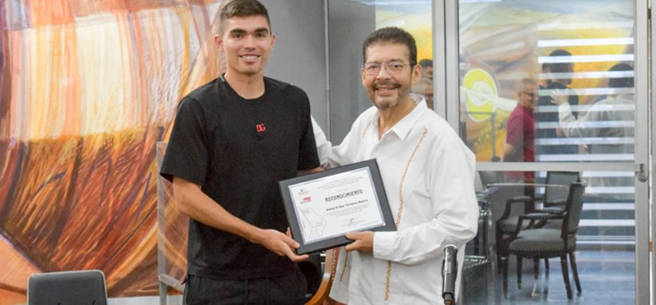 RECIBE JOHAN VÁSQUEZ RECONOCIMIENTO DE “MAYITO” MARTÍNEZ COMO NAVOJOENSE DISTINGUIDO