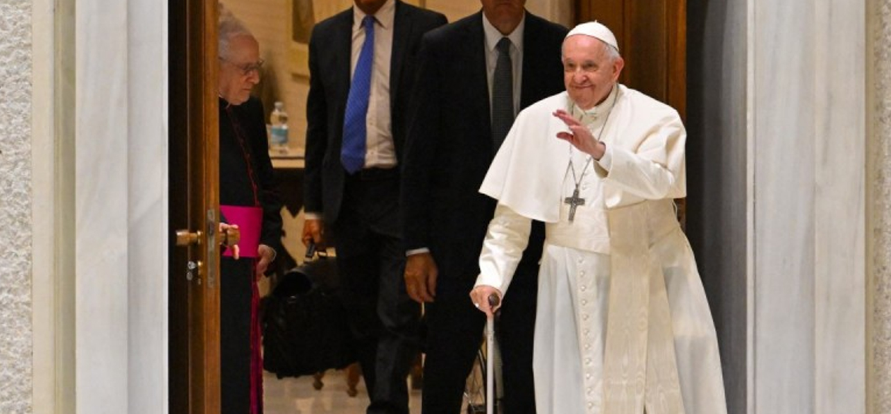 Papa Francisco muestra mejoría y deja silla de ruedas
