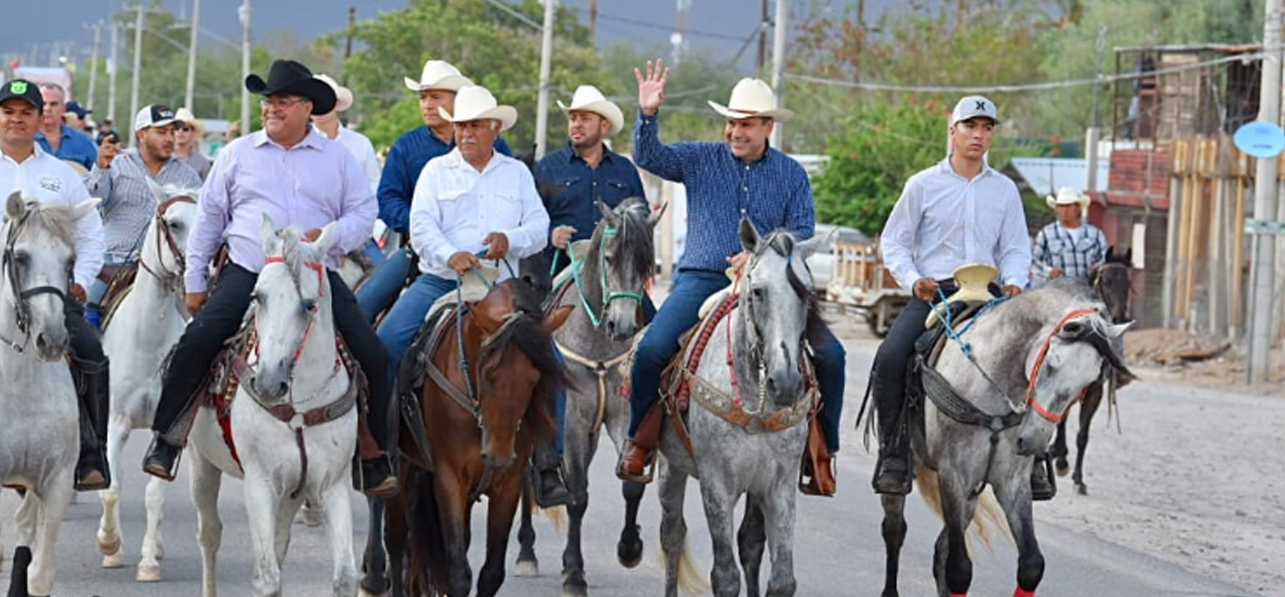 Toño Astiazarán convive en manifestación de Fiestas Patronales de San Pedro
