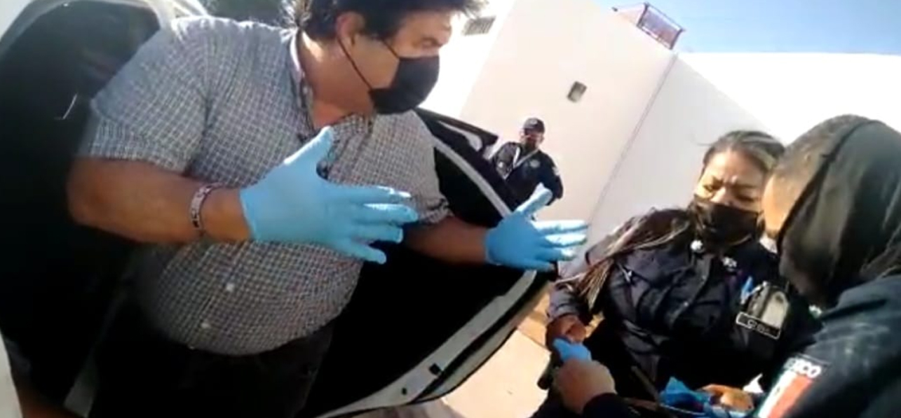 Apoyan en la comandancia Cortijo a mujer en labores de parto en el interior de un taxi