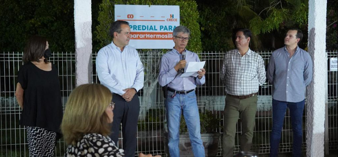 Ahora en Valle Bonito entrega Toño Astiazarán recarpeteo de calle