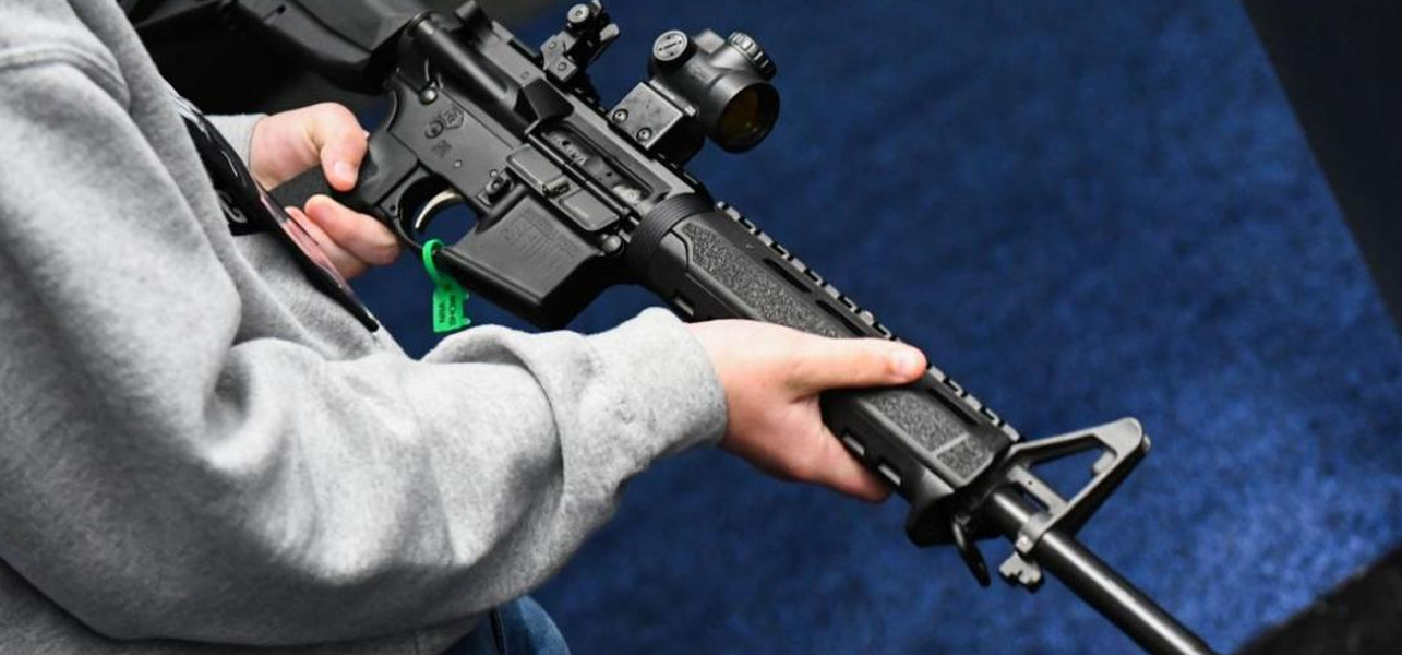 Legisladores de EU aprueban prohibir armas de fuego semiautomáticas