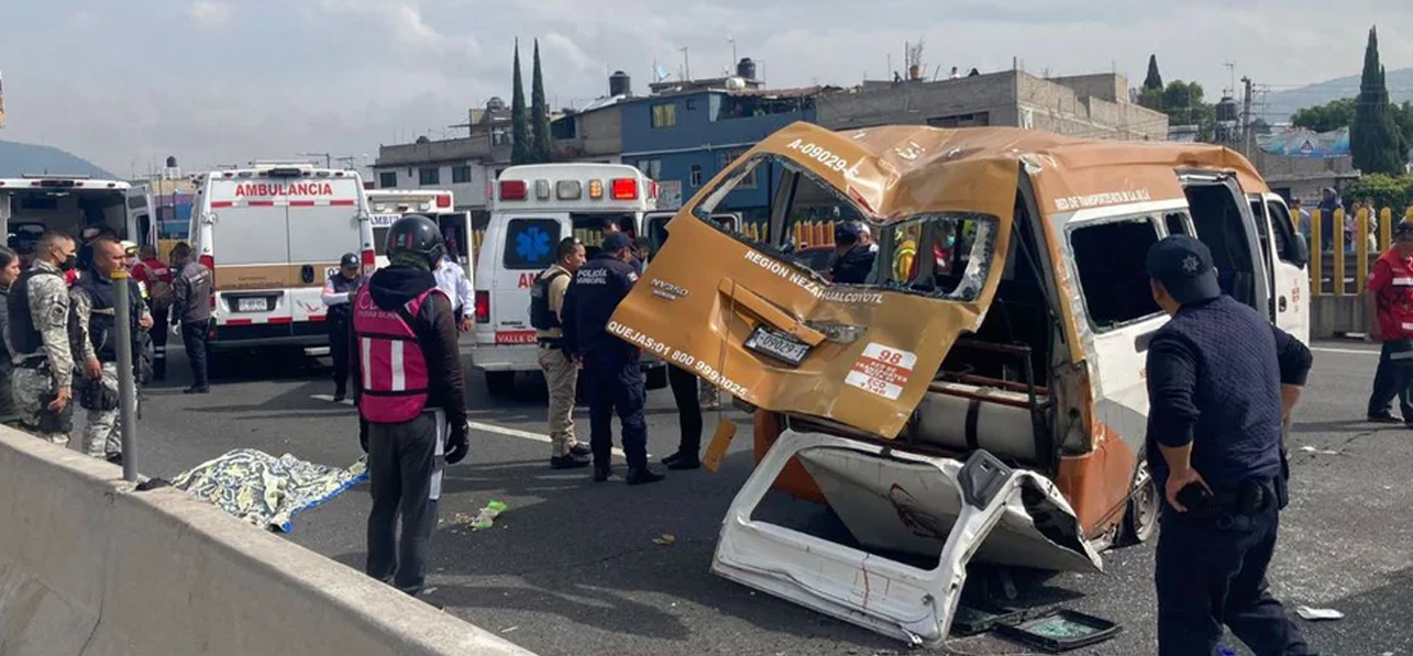 Camioneta de transporte público se volteó en la México-Puebla; dejó 16 heridos y una mujer muerta