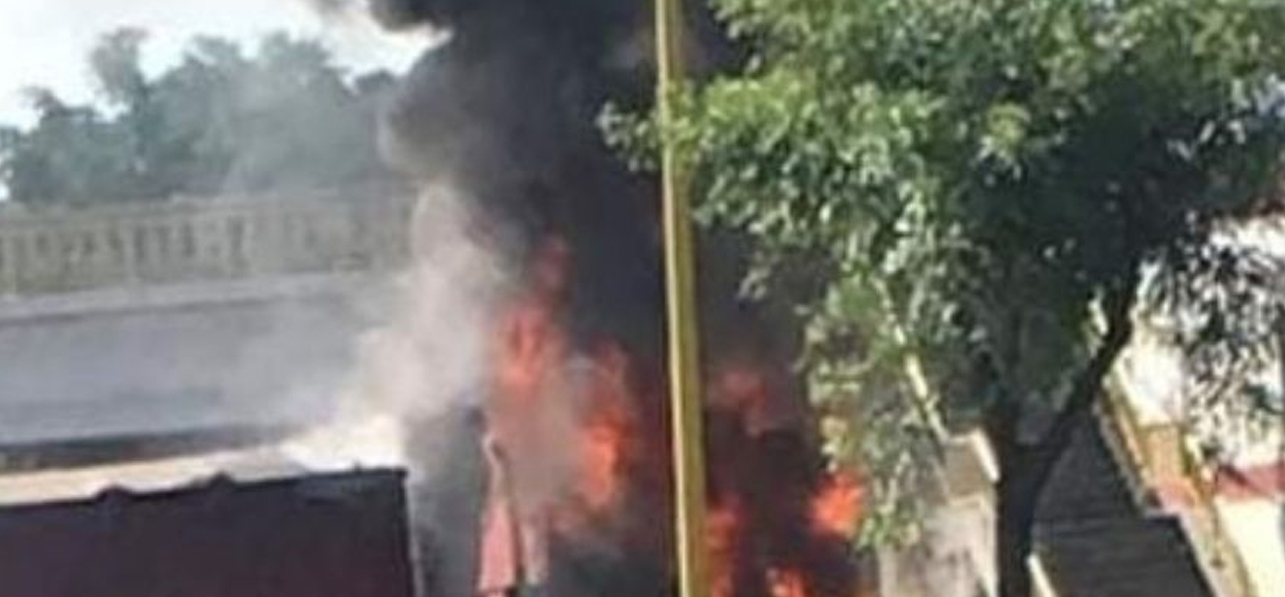 Civiles armados siembran terror en Uruapan; queman vehículos, bloquean carreteras y lanzan explosivos