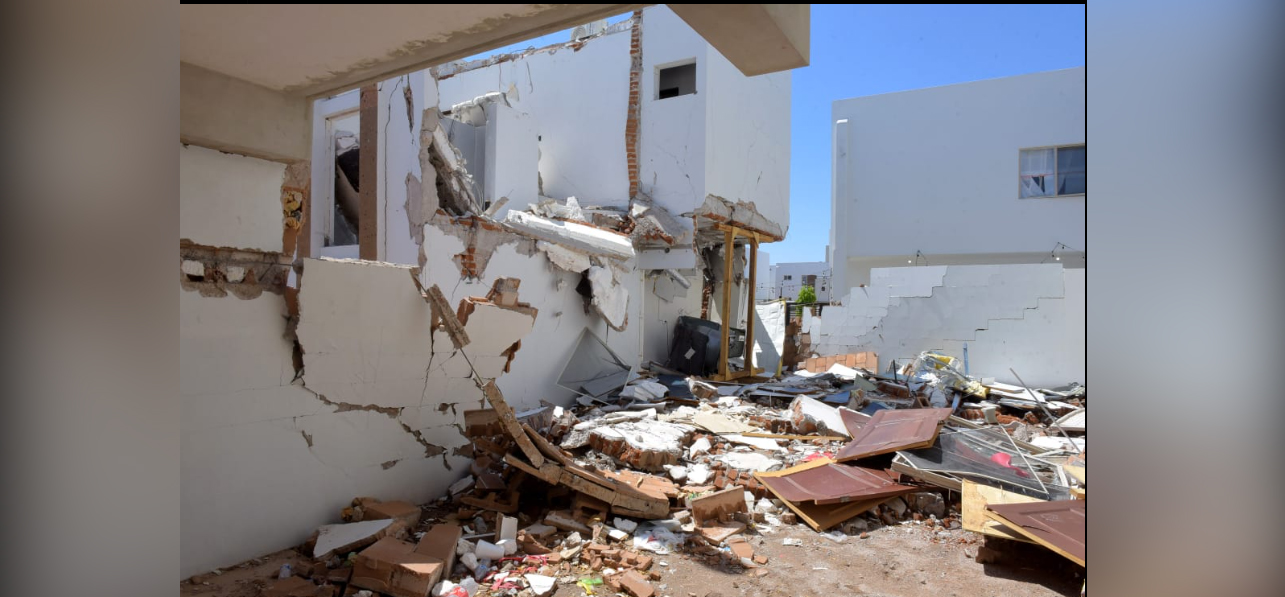 Inicia demolición de vivienda dañada por explosión en Rivello Residencial